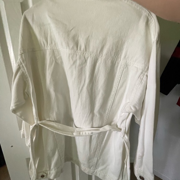 Pretty white jacket with belt - Picture 3 of 3